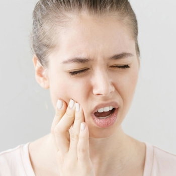 7 Reasons Why Your Tooth Hurts When You Bite Down